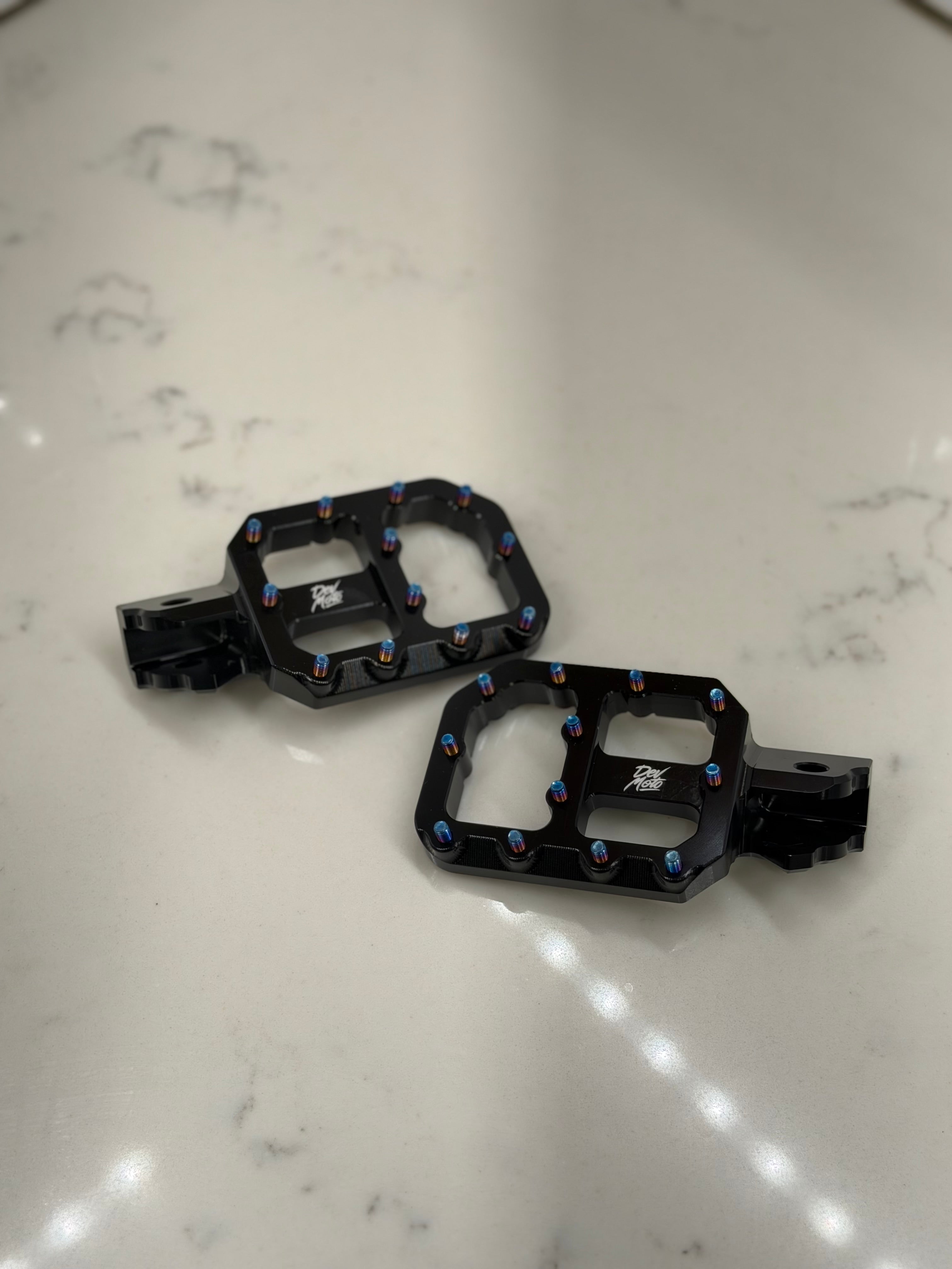 E-moto foot peg side profile