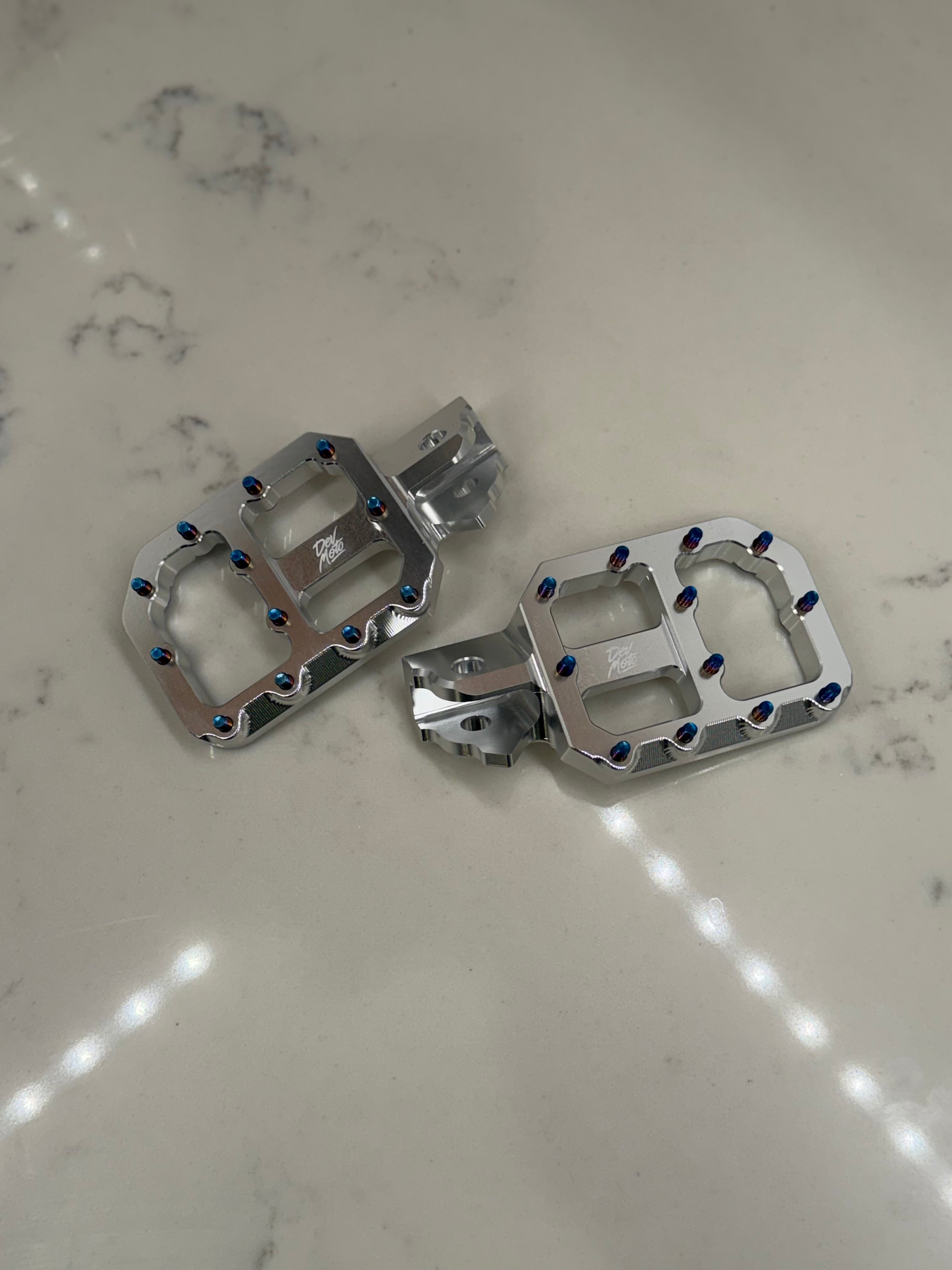 E-moto foot peg mounting interface