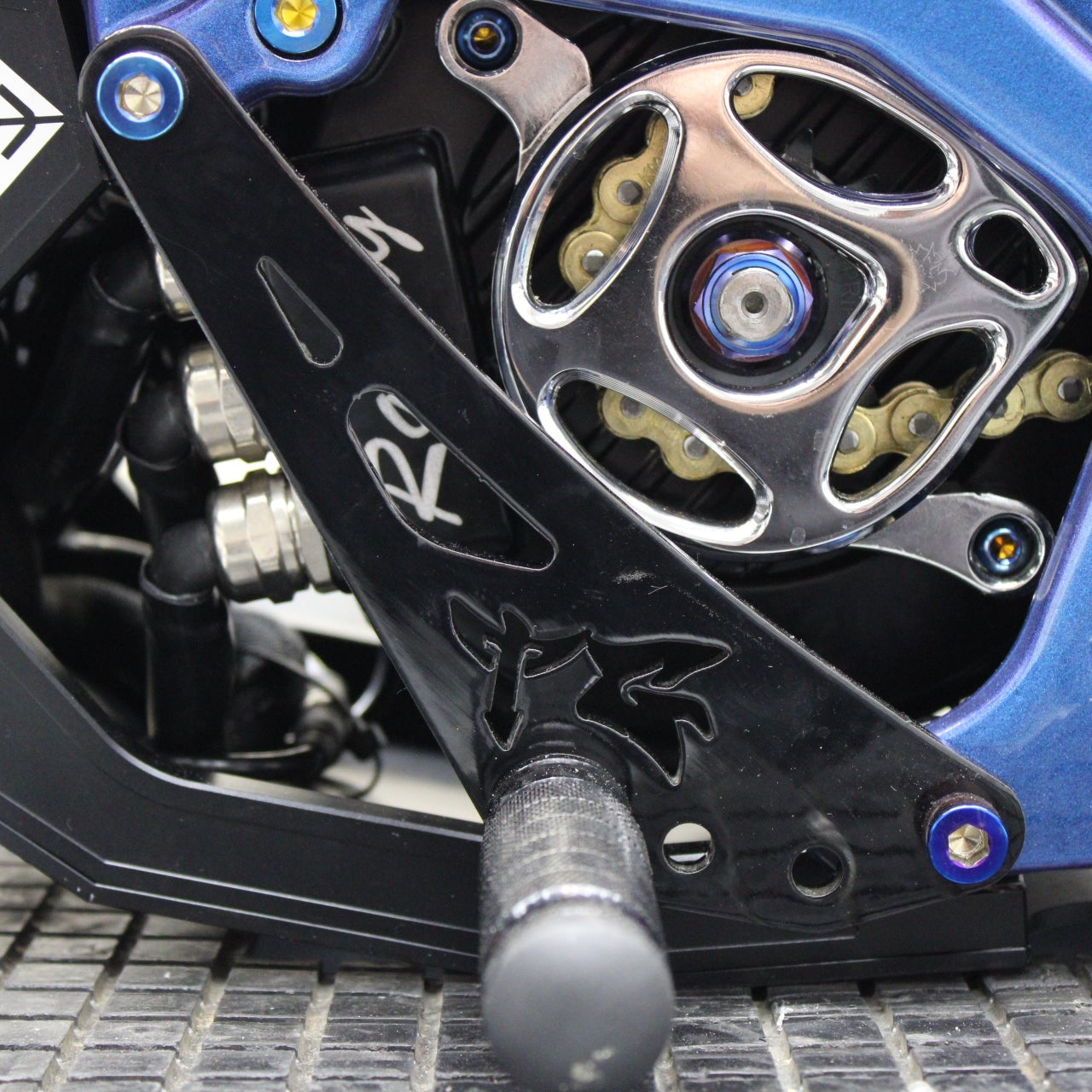 Surron LBX shift-lock bracket and foot lock