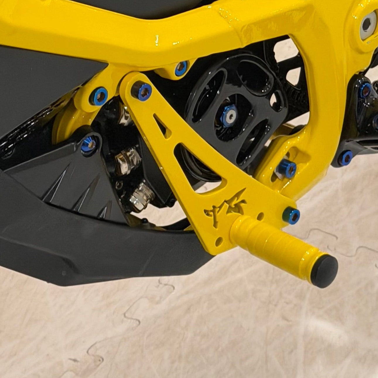 Ultra Bee Shift Lock